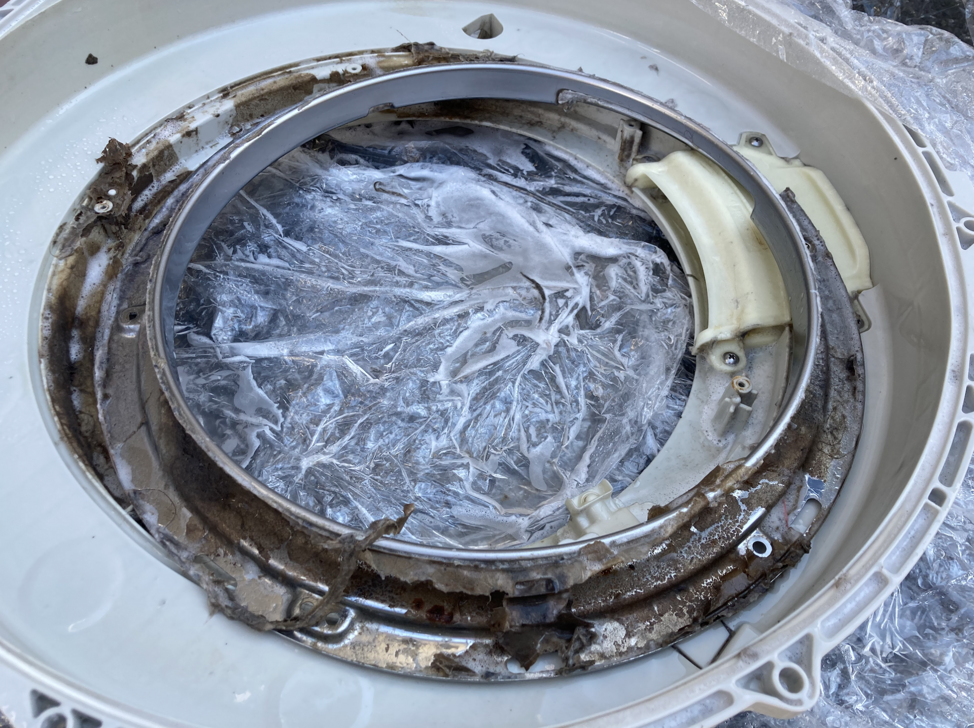 ドラム式洗濯機分解洗浄！内部のほこりや詰まりを解消し、乾燥が蘇る 
